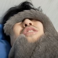 猫の『おしりの匂い』を強制的に嗅がされる飼い主さん→実況し始めて…『まさかの光景』に爆笑の嵐「語彙力失ってるの面白いｗ」「臭み生じてて草」