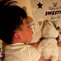 寝る準備を始めるとやって来る猫→男の子のそばに行った結果…幸せあふれる『まさかの光景』が148万表示「まるでダンス」「仕事の疲れも吹っ飛ぶ」