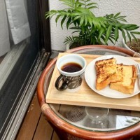 ベランダで朝ご飯を食べようとしたら、網戸越しに猫が…『微笑ましすぎる瞬間』に4万3000いいね「視線が強い…」「癒されたｗ」