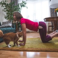 猫は『飼い主のマネ』ができる？そう思いたくなる“猫マネ”行動3選　実際にできるという研究結果も