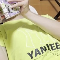 寝転がって漫画を読んでいた息子のとなりで……猫がとった『まさかの可愛すぎる行動』に「兄ちゃん愛されてるなぁｗ」「想像以上で笑った」の声