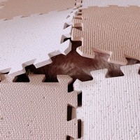 雷が怖くてマットの下に隠れていた猫→次の瞬間……もん絶必至の『愛おしすぎる光景』に8万いいね「生えてて笑った」「かわいいｗ」