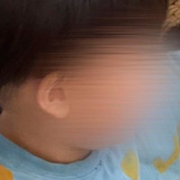 2歳児に頭をなでられている猫→『表情』を見てみたら…幸せあふれる『尊い瞬間』に5万いいねの反響「なんて可愛さ」「ほほえましい」