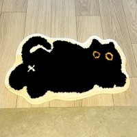 『飼っている黒猫にそっくりな玄関マット』をしいた結果…『完全に同化している光景』が177万表示「ふ、踏んじゃいそう」「３Dになるマット」