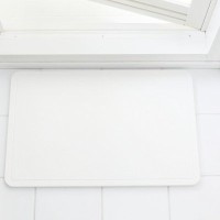 猫は『珪藻土マット』を好むの？考えられる3つの理由　寝転がったりなめたりしても大丈夫？