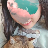 娘に抱っこされていた猫→『顔』を見てみたら……思わず笑っちゃう『表情』に2万いいね「露骨な態度がたまらんｗ」「可愛いでしかないｗ」