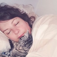 愛猫が飼い主さんの『顔の近くで寝たがる』意味は？考えられる3つのかわいい心理♡