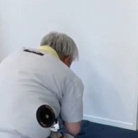 お家に業者さんがやって来たら、ネコが……作業をする横で見せた『可愛すぎる行動』が53万再生「可愛い現場監督ｗ」「弟子を見守る師匠ｗ」