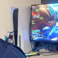 ゲームをプレイしていたら、ネコが…モニターの横を見てみると？→『可愛すぎる圧』に1万6000いいね「行儀がいい」「お利口だね」