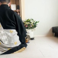 おばあちゃんの三回忌で、ネコが…お坊さんのそばで見せた『まさかの行動』が407万再生「絶対に笑ってはいけない三回忌」「集中できんｗ」