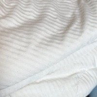 知らない人が家に来て『布団に隠れた猫』→中々出てこないと思い、そばに座ったら…愛おしすぎる瞬間に26万いいね「グヴッて声出た」「たまらん」