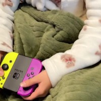 ゲーム中の娘にそっと近づいてみると、猫が…とんでもなく癒される『尊い瞬間』が61万再生「中からこんにちはｗ」「癒しをありがとう」