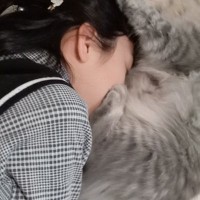 猫が心配で泣いていたお姉ちゃん…無事が確認できると→愛にあふれた光景に１万いいね「元気でよかった」「お手本のような吸い方」
