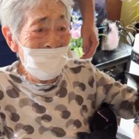 100歳になったおばあちゃん→15年ともに過ごした元野良猫と『8年ぶりに再会』した結果…「言葉にならない」「素敵で感動した」と40万再生