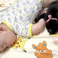 『寝ている赤ちゃんの様子』を見に行ったら、子猫が……ずっと見ていたくなるほど尊い『まさかの光景』に「本物だった」「涙出そう」と絶賛