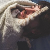 猫が飼い主の『隣で寝たい』ときにみせるサイン3つ　考えられる心理や注意すべきことまで