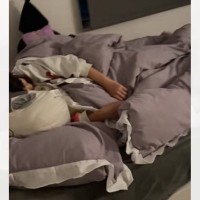 一緒に寝ていた娘と猫→近づいてみると…仲良しなふたりが見せた『可愛すぎる反応』が549万再生「同じ顔が並んでるｗ」「なんでそっくりなのｗ」