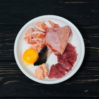 猫に絶対に与えてはいけない「生の食べ物」3つ 　起こりうる健康リスクや誤飲した際の対処法