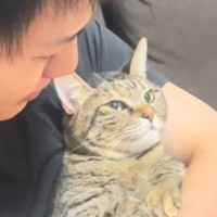 足を洗われて不満そうにしていた猫→頭をなでると…思わず笑顔になる『可愛すぎる反応』が７万再生「もう子供だねｗ」「すんごい文句垂れてるｗ」