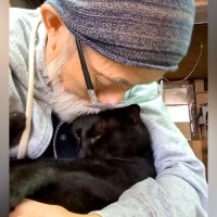 朝、黒猫を抱っこした結果→まるで赤ちゃんのようで…愛にあふれた『幸せなひととき』が72万再生「本当に素敵」「まるでアニメの世界」と話題