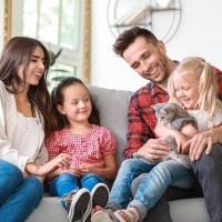 猫が『抱っこされる人』を選んでいる理由5つ　相手によって反応を変える理由とは？