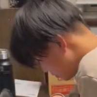 座っていたお兄ちゃん→パーカーの『フード』を見ると…猫たちの『可愛すぎる光景』に３万いいね「愛されてて羨ましい」「ほっこり」