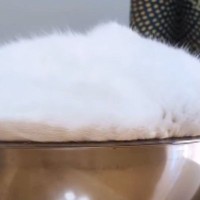 ボウルの中で寝ていた猫→『おやつの名前』をささやいてみたら…かわいすぎる反応が33万再生「寝てる生クリームｗｗ」「大爆笑した」