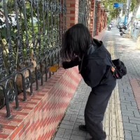 中国の道端でネコと遊んでいたら、『お爺さんが観戦』し始めて…あまりにも微笑ましい瞬間が600万再生「めっちゃほのぼのｗ」「和んだｗ」