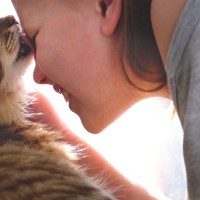 猫が『泣いている人に寄り添う』3つの理由　慰めるような仕草に隠された意味とは