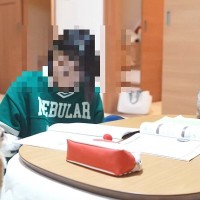 テスト勉強をするお姉ちゃん→『犬と猫』が集まってきて…『微笑ましすぎる勉強風景』に「私も応援されたいｗ」「可愛くて笑った」と反響