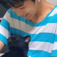 大好きな弟の膝の上で、『キリッとした顔つきの黒猫』が…想像以上に『デレデレな光景』が98万再生「愛してるぜぇ」「ギャップが最高」