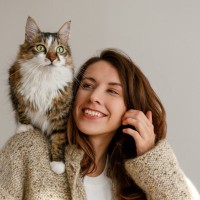 猫が飼い主の『肩に乗ろうとする』ときの理由3選　考えられる心理や適切な対応方法も解説