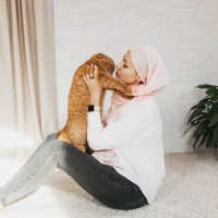 猫がわざわざ『飼い主の顔』に乗ってくる理由3つ　考えられる心理から上手な対処法まで