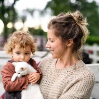 子どもと仲良くなれる猫に共通する特徴3つ　飼い主が心がけるべき注意点も解説