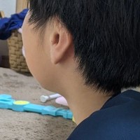 息子の背中を見ると、甘えん坊の『茶トラ猫』が…大好きなのが伝わる『幸せいっぱいな表情』に「愛おしさが溢れてて素敵」「かわいー」と反響