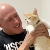 保護猫カフェで『運命の出会い』…『悪役レスラーと猫』の４年間の記録に感動する人が続出「本当に愛が伝わる」「胸が熱くなった」と19万再生