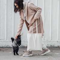 駅で人気の「新聞猫」が誘拐された！　自力で脱出し、民家に侵入したところを無事発見される　英国