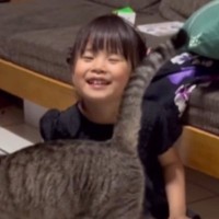 ホームステイ先の猫と仲良くなりたくて…『4歳の女の子』がとった素敵な行動が309万再生「めちゃめちゃ癒された」「すごいお利口」