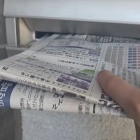 『新聞配達のときに猫の手が出てくる』という話を聞いて…検証してみた結果→可愛すぎる瞬間に「配達員になりたい」「1匹じゃないんかいｗ」
