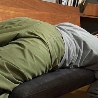 バイト帰りで疲れ切っていた次男→『足元』を見ると、『黒猫』が…とっても健気な様子に「ふたりとも撫でてあげたいｗ」「可愛すぎる」と反響