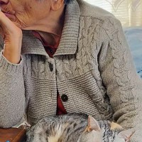 そっぽを向くおばあちゃん→『膝の上』を見ると猫が…『ツンデレ』なふたりの様子に10万いいね「きっとお互いのことが大好き」「愛ですな」