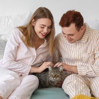 猫が『男性より女性』を好みやすい理由5つ　なぜ違いがあるの？男性が好かれるためのコツまで