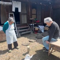 笑顔のおじいちゃんとおばあちゃん→『視線の先』には…元野良猫の『まさかの様子』が610万再生「心配になるレベルｗ」「幸せそうｗ」