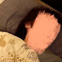 『さぁ寝るか…』とベッドの上を見たら、ネコが…予想外の『笑ってしまう光景』に「か、かわいいｗ」「人の様子をよく見てるよね」と反響