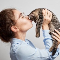 さすがの猫パワー！　やさしくフワフワな「セラピー猫」とのふれあいで、期末試験のストレスもすっかり解消ニャン！　米国