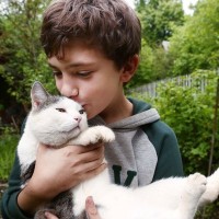 「出席率は100％」毎朝、少年と一緒に通学する飼い猫が、学校で大人気のマスコットに　英国スコットランド
