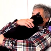 『赤ちゃんのころお世話してくれた人』が家に来た結果→黒猫が大喜びして…『相思相愛な光景』に「深い愛情と絆を感じる」「嬉しそう」と反響