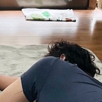 リビングでくつろぐパパ→すぐ横を見ると、２匹の猫が…ほっこりする瞬間に１万いいね「猫とニンゲンが落ちてるｗ」「小さい２匹が可愛い」