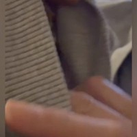 『服の中に入って遊んでいた猫』→顔を出してあげようと、袖口を広げたら…まさかの瞬間が26万再生「にぃーーー」「めちゃくちゃかわいいｗ」