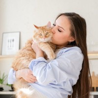 猫が『ご機嫌』なときにするサイン6選　どんなときに見られる？いい気分にさせるコツまで